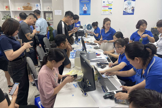 Người dân Hạ Long đổ xô đi đăng ký mạng VinaPhone sau bão Yagi