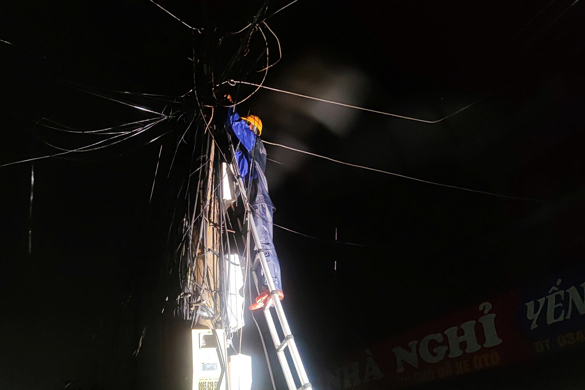 Người dùng di động nhiều tỉnh, thành phố bị mất liên lạc do bão Yagi