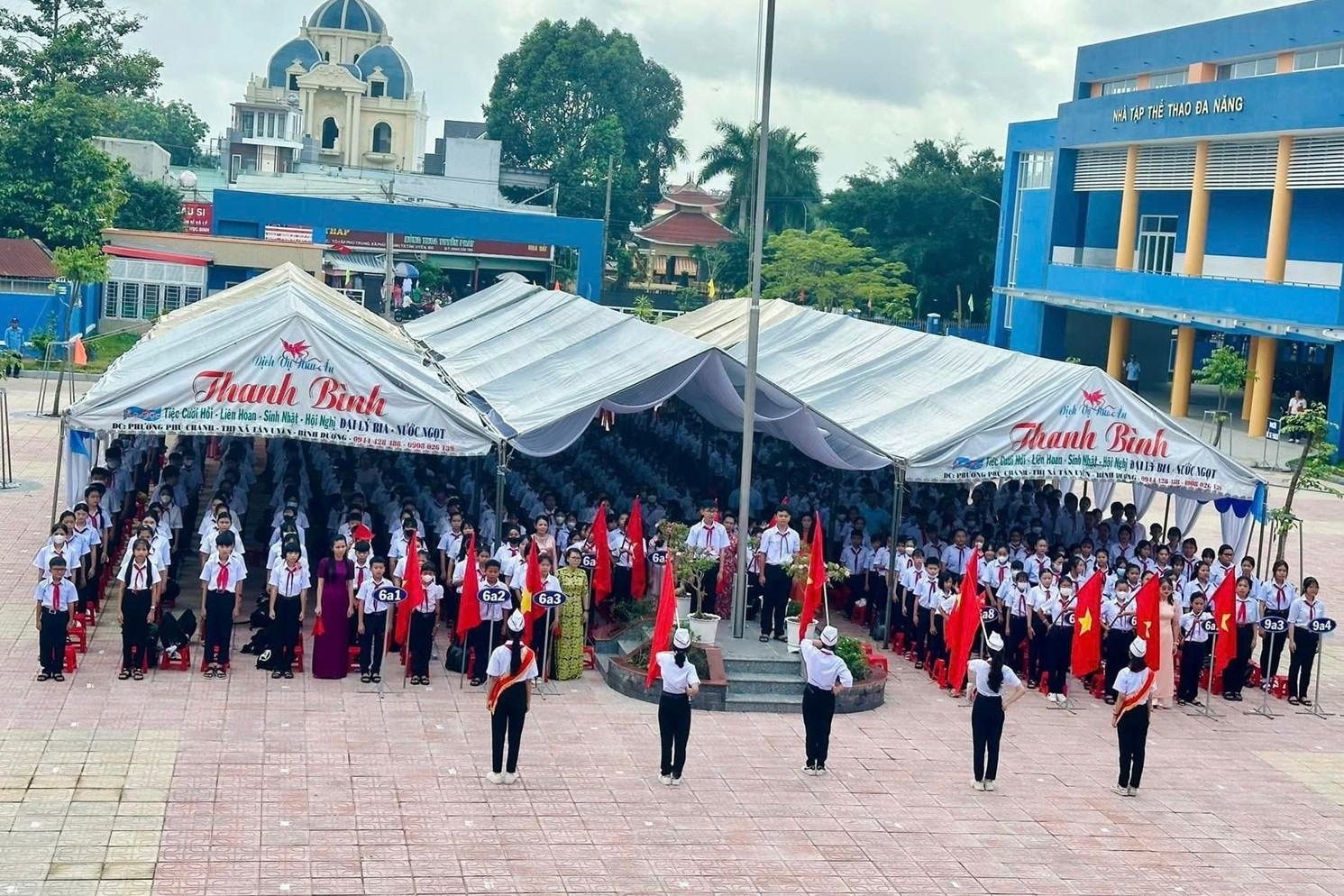 Nhiều học sinh ở Bình Dương ngậm ngùi vì không được dự khai giảng