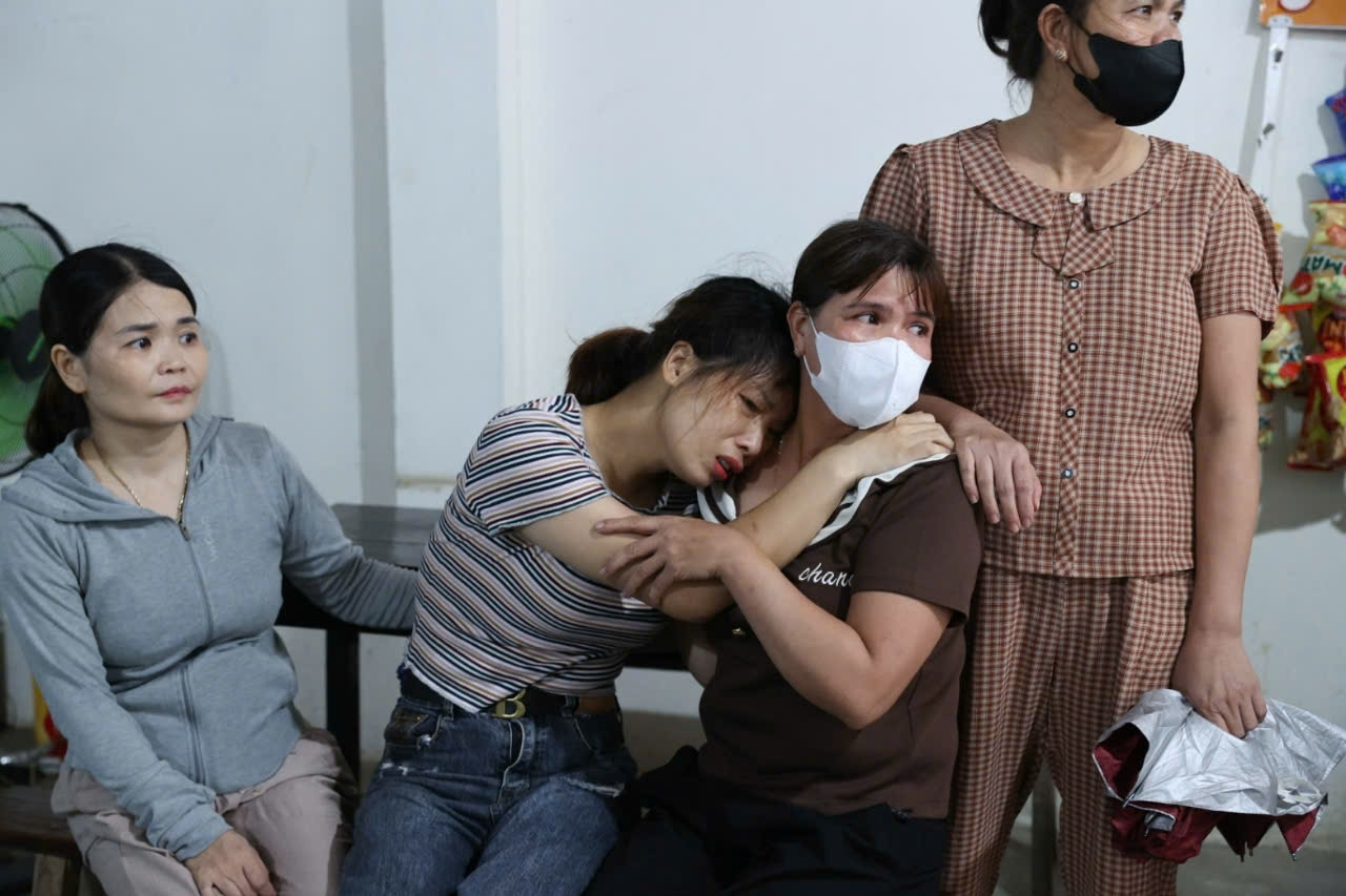 Nhói lòng cảnh ngóng tin bố mẹ, chồng, cháu mất liên lạc vụ sập cầu Phong Châu