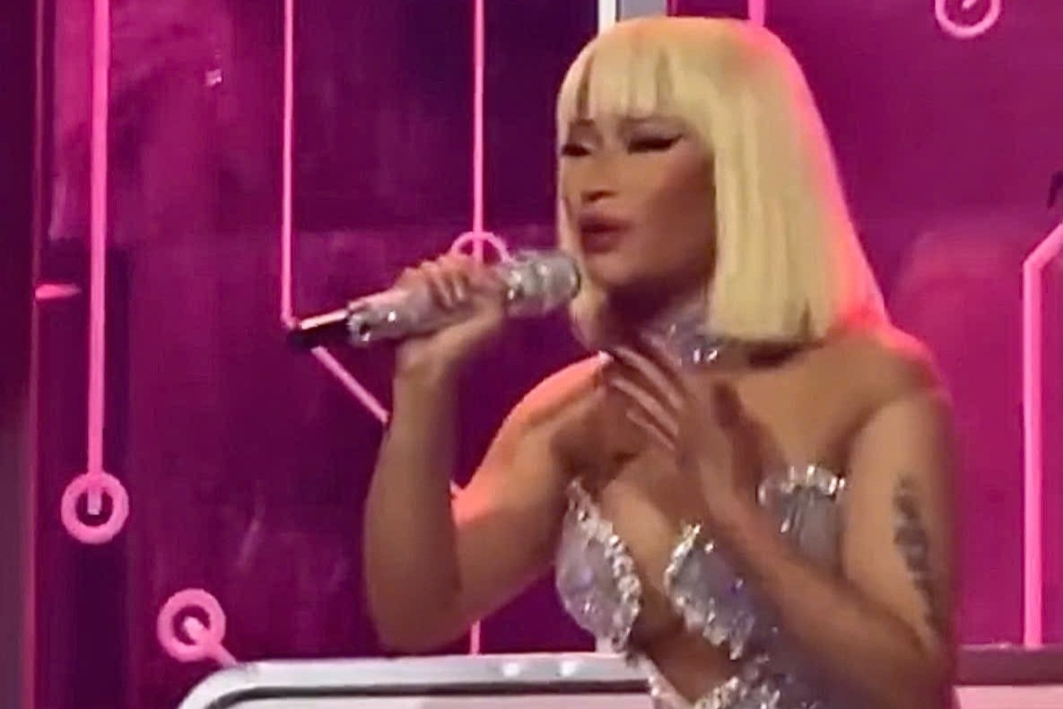 Nicki Minaj diện váy 'kim cương' của NTK Việt trong show diễn tại Mỹ