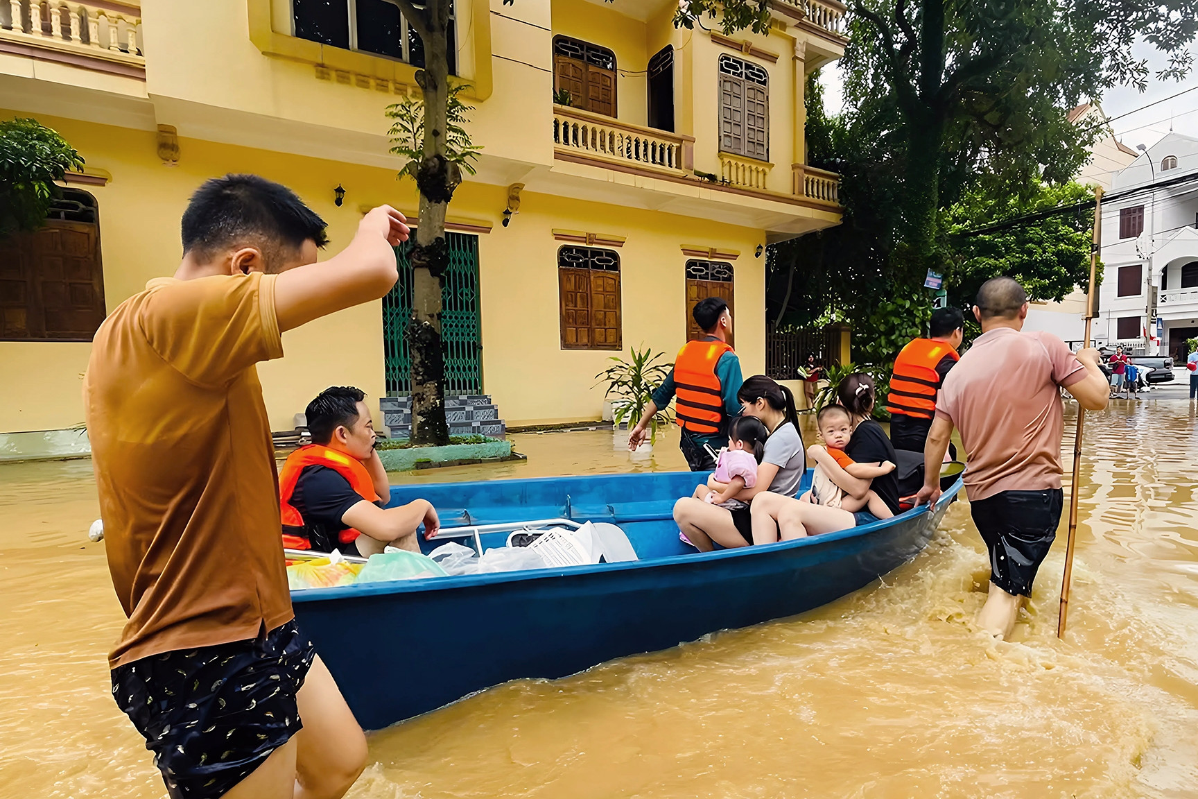 Nước lũ sông Cầu dâng cao, TP Thái Nguyên bị ngập lụt