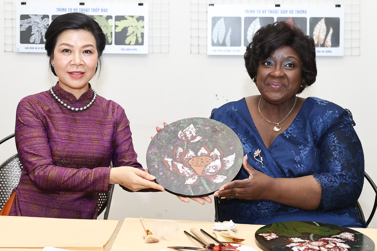 Phu nhân Ngô Phương Ly tặng Phu nhân Tổng thống Mozambique tranh sơn mài hoa sen