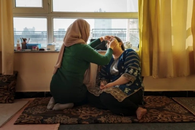 Phụ nữ Afghanistan mạo hiểm làm đẹp bất chấp lệnh cấm của Taliban