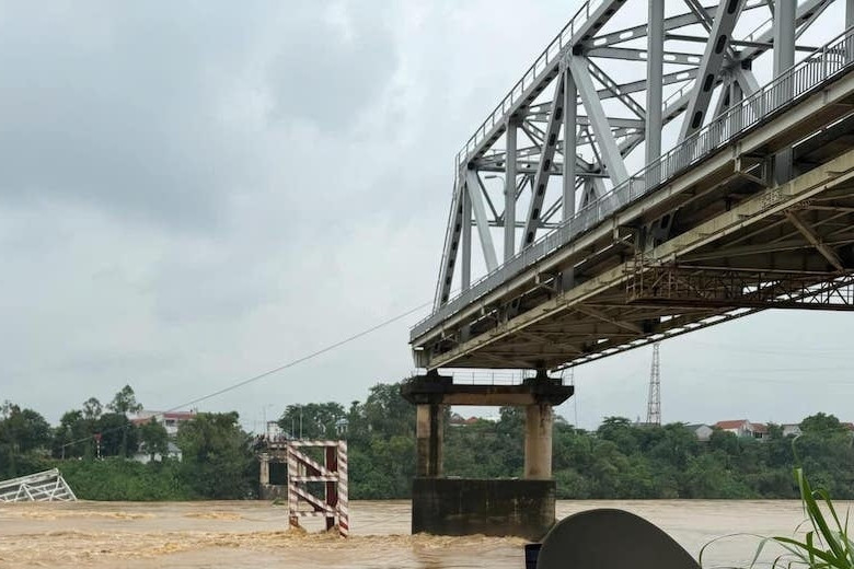 Sập cầu Phong Châu, các phương tiện đi lại như thế nào?