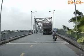 Sập cầu Phong Châu ở Phú Thọ: 5 ô tô rơi xuống sông, 10 người còn mất tích
