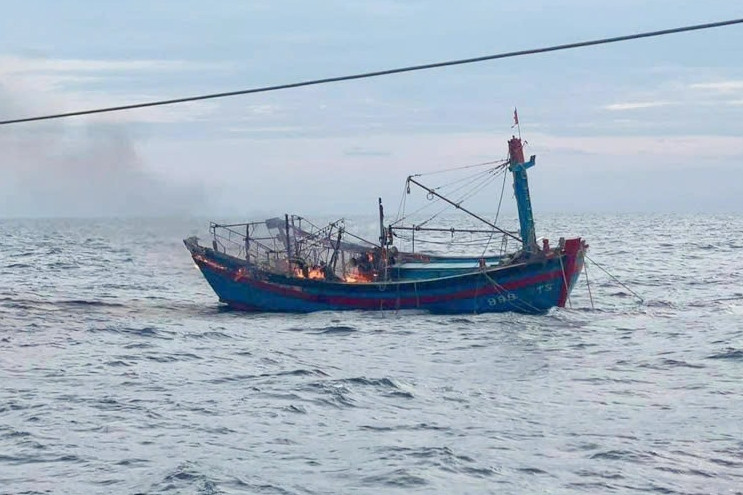 Tàu cá ra khơi sau bão bị cháy rồi chìm, 16 thuyền viên may mắn được cứu