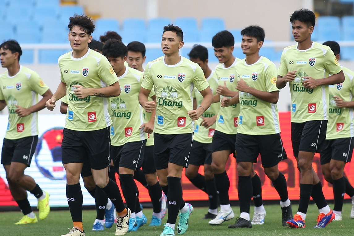 Tuyển Thái Lan đội mưa tập luyện chờ đấu tuyển Việt Nam