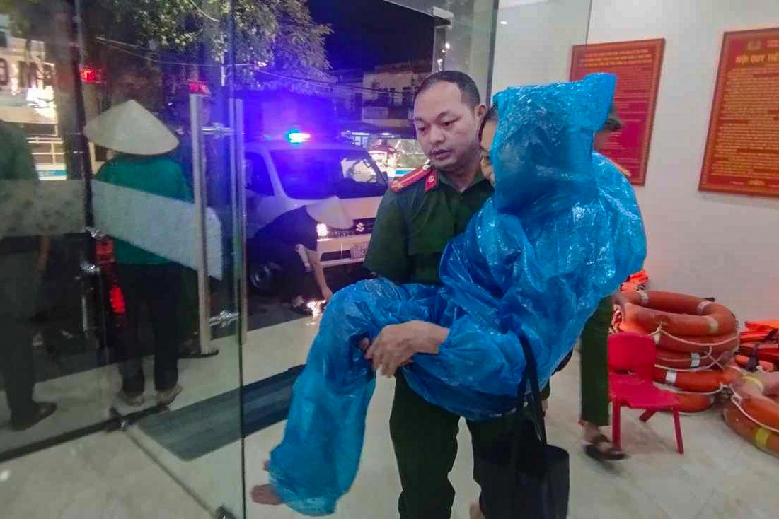 Thành phố Yên Bái nước dâng liên tục, người dân chạy lũ trong đêm