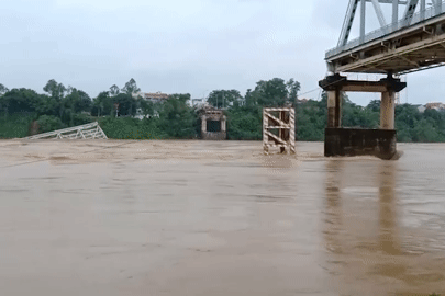 Thoát nạn trong gang tấc, cô gái bàng hoàng kể lúc sập cầu Phong Châu, Phú Thọ
