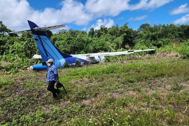 Video máy bay Indonesia trượt khỏi đường băng, hành khách bị thương