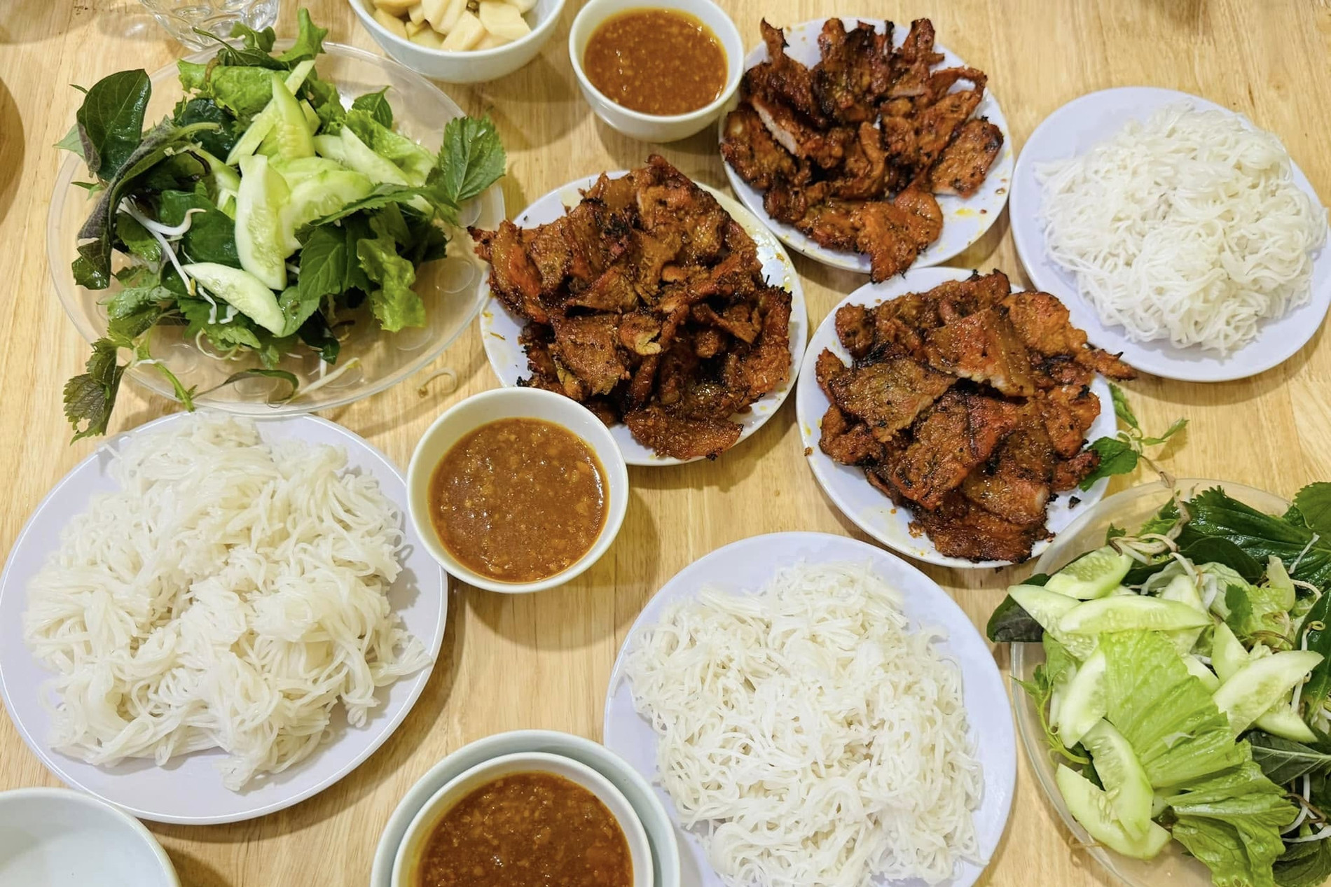 Món bún chả ăn cùng nước chấm lạ miệng ở Nghệ An, khách gọi vài suất vẫn thèm