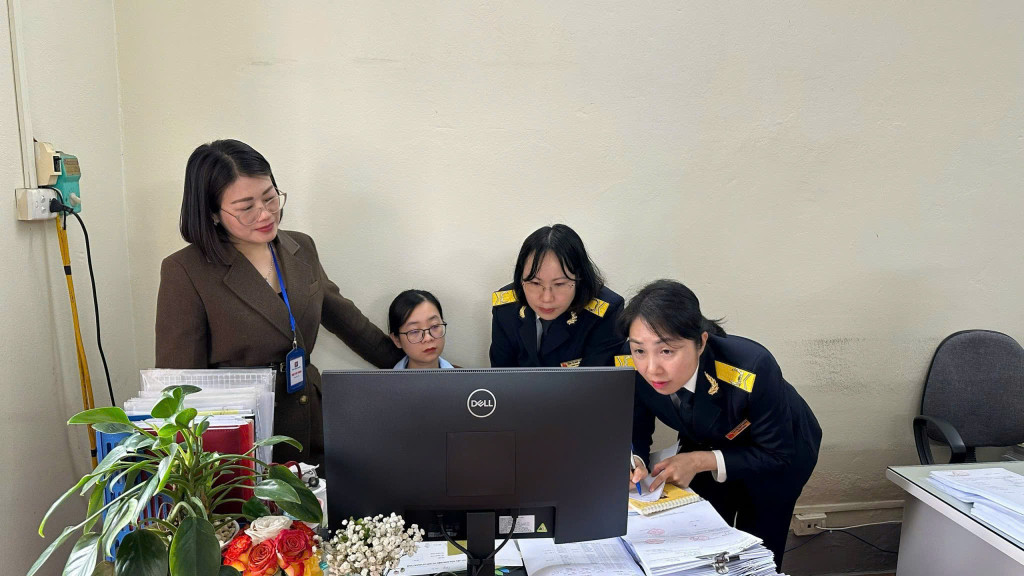 Cán bộ Cục thuế kiểm tra, hướng dẫn các cửa hàng kinh doanh xăng dầu thực hiện phát hành hóa đơn điện tử sau từng lần bán hàng.