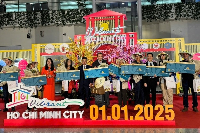 Du khách 'xông đất' TPHCM ngày đầu năm bất ngờ được tặng quà