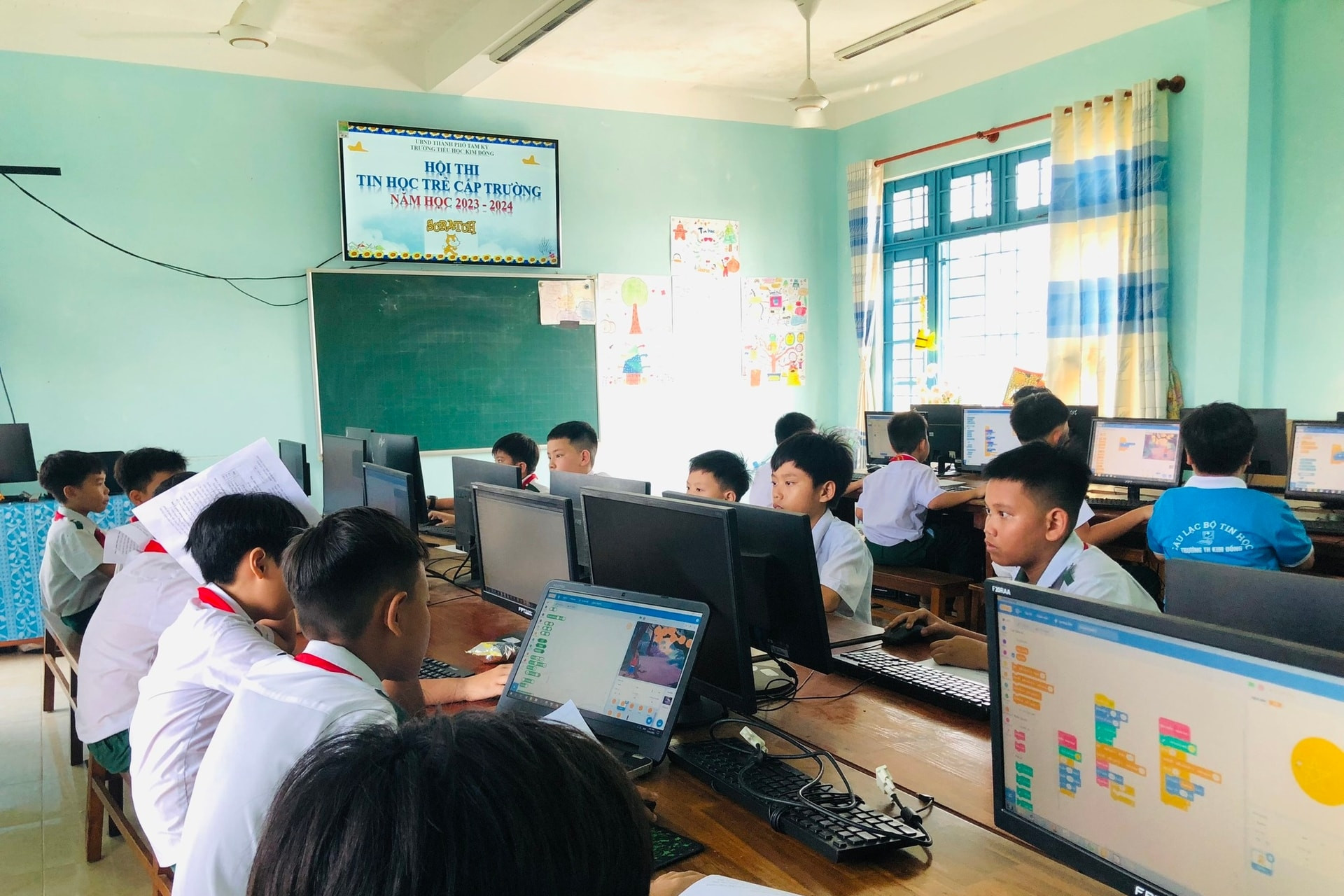 Học sinh tiểu học tiếp cận công nghệ số