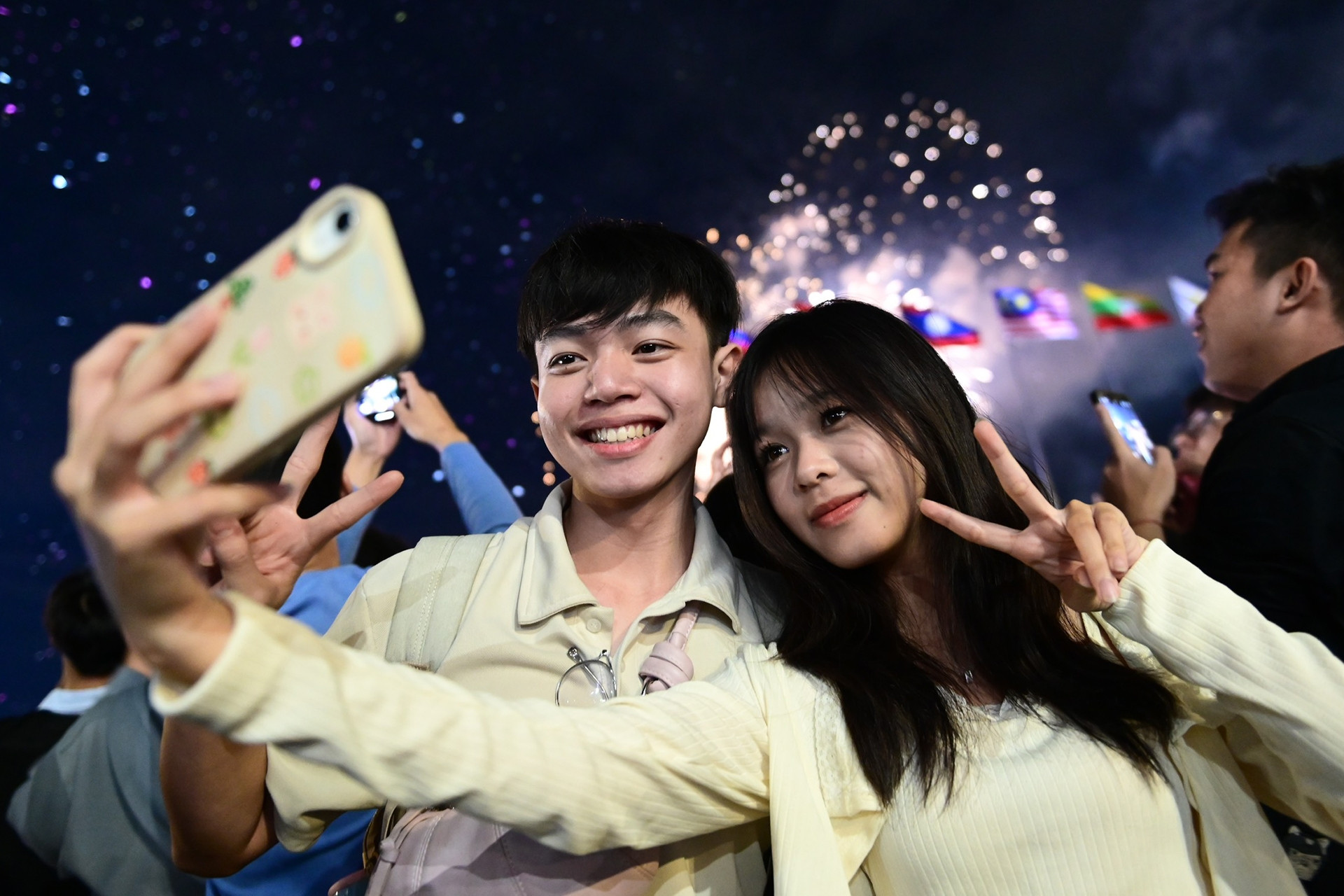 Màn đếm ngược và pháo hoa chào năm mới 2025 ở Hà Nội và TPHCM