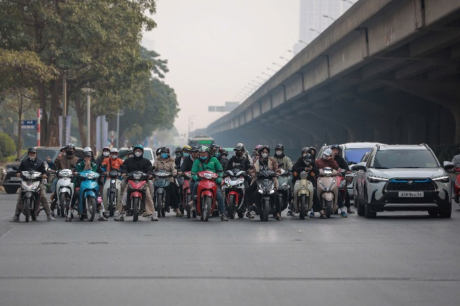 Hình ảnh khác lạ ở các ngã tư tại Hà Nội trong ngày đầu tăng mức xử phạt vi phạm