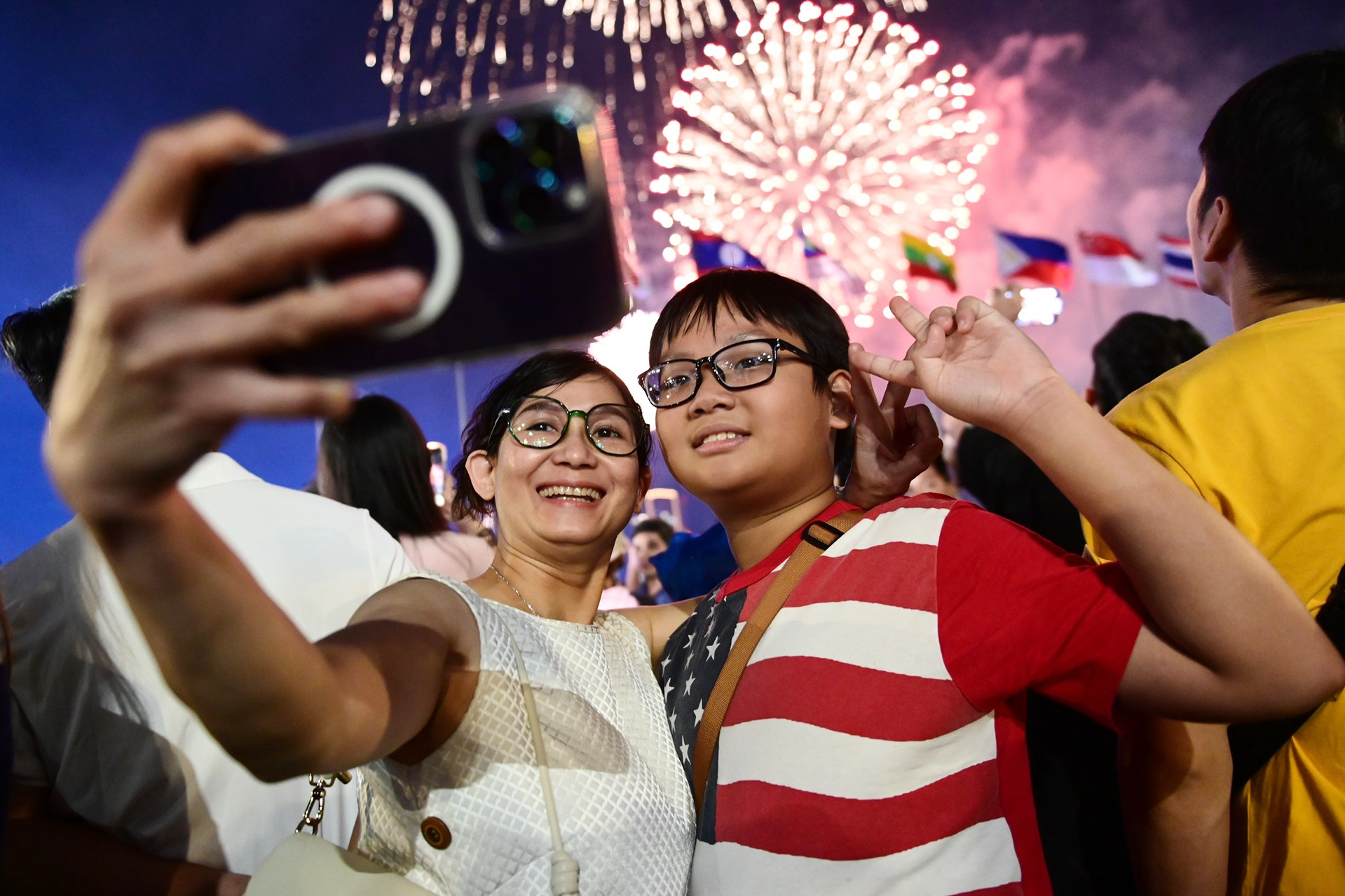 Người dân cả nước đổ ra đường chào đón năm 2025