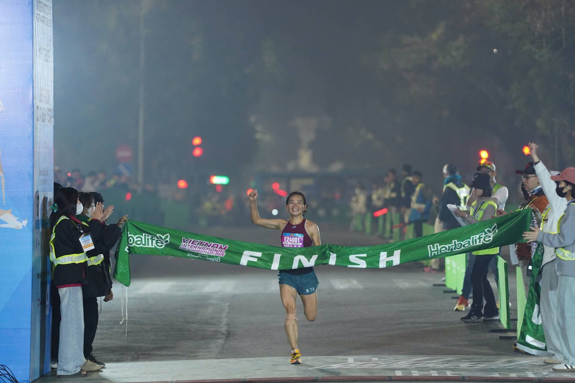 Nguyễn Thị Oanh 'sưu tập' thêm KLQG bán marathon