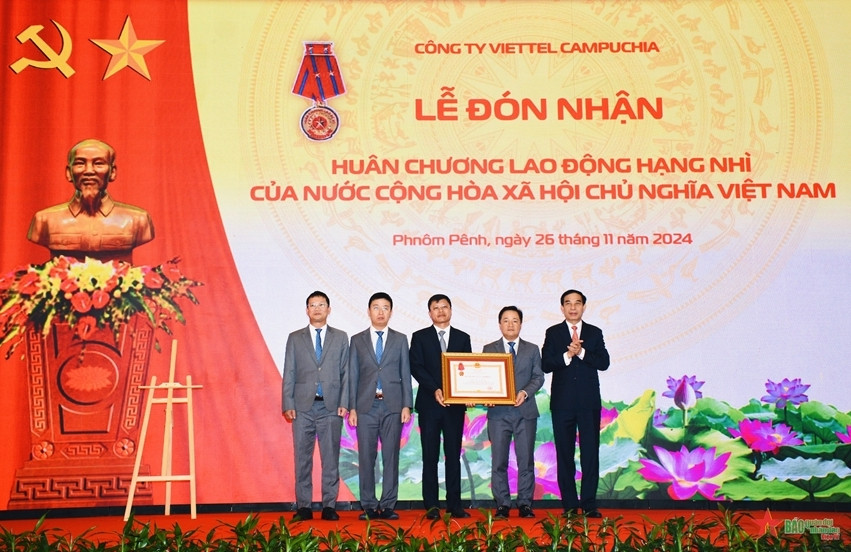 Viettel Global nhận ‘cơn mưa’ khen thưởng dịp cuối năm