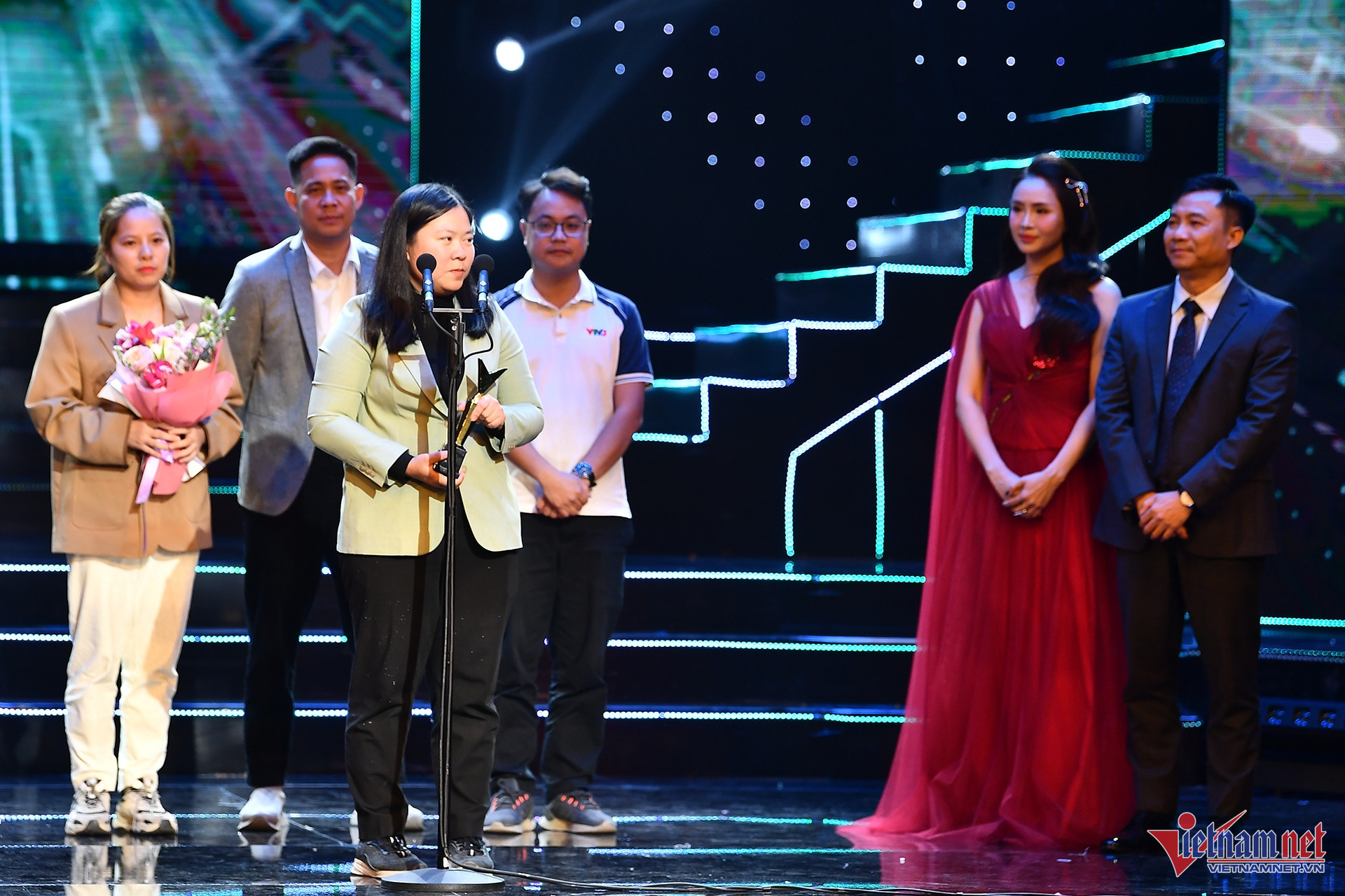 W-Dưới lá cờ quyết thắng.jpg