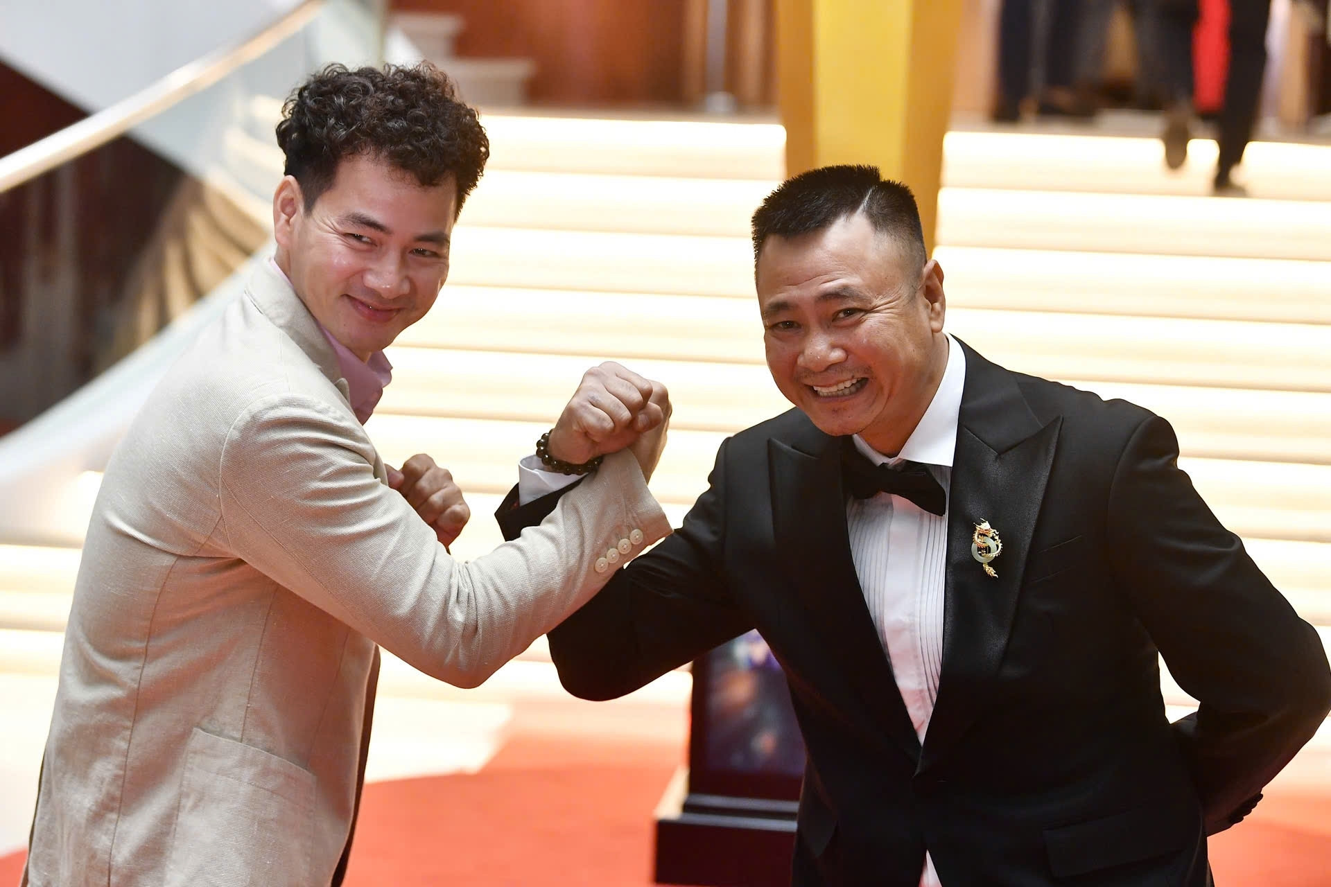 Xuân Bắc, Tự Long và dàn sao tươi vui ở thảm đỏ VTV Awards