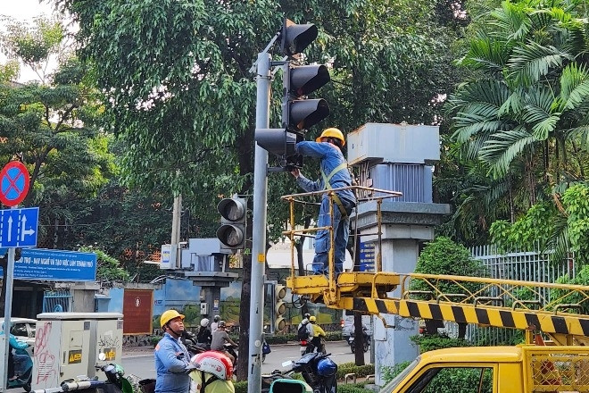 Bắt đầu lắp 50 mũi tên cho xe máy rẽ phải khi đèn đỏ ở TPHCM