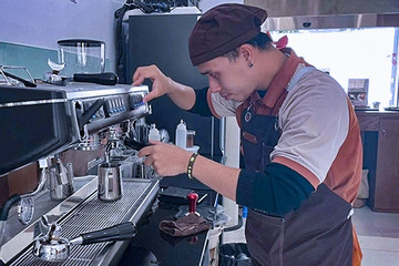 Chuyện phía sau ly nước tốn cả tuần học rót của 9X Hà Nội