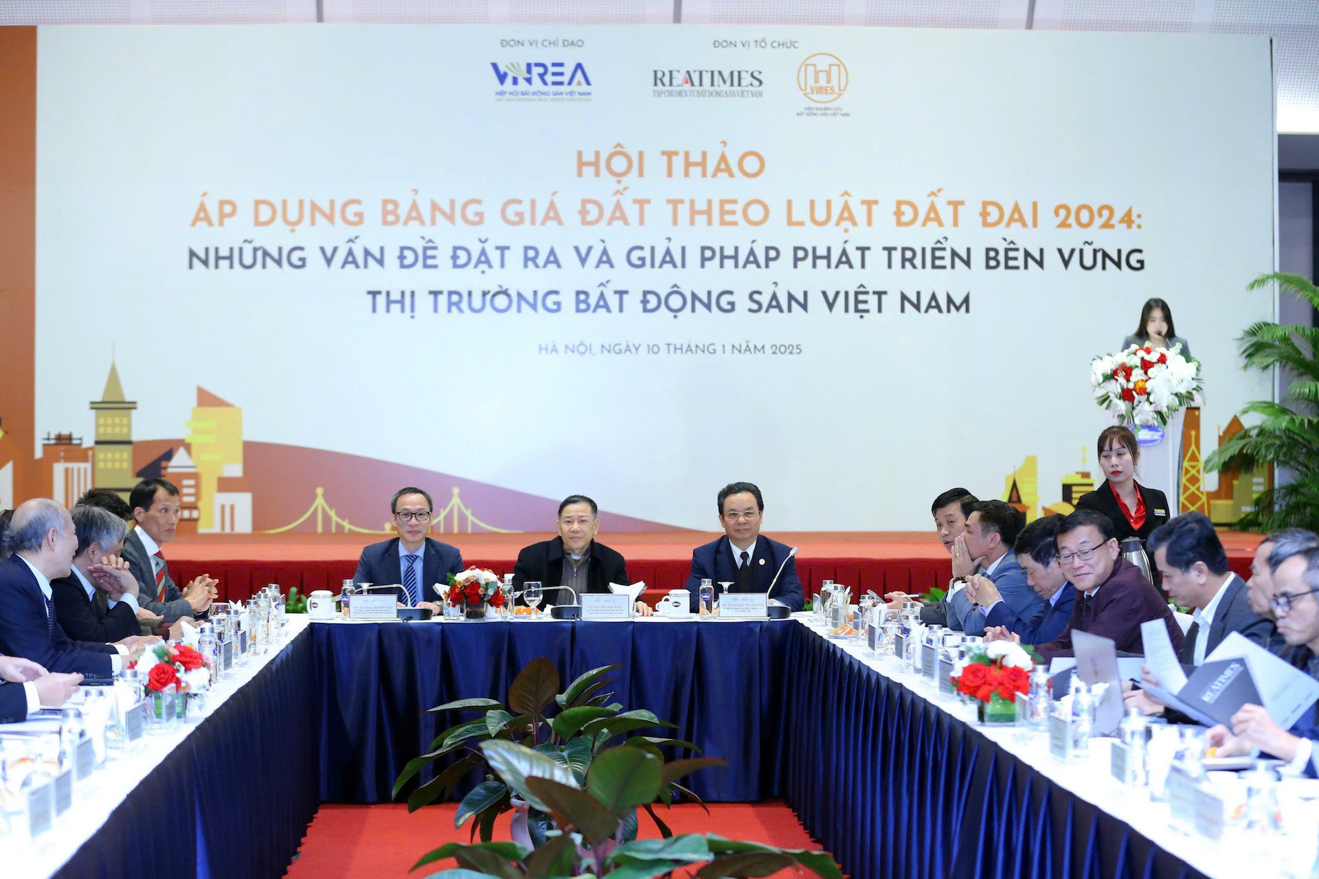 hoi thao bang gia dat vietnamnet.jpeg