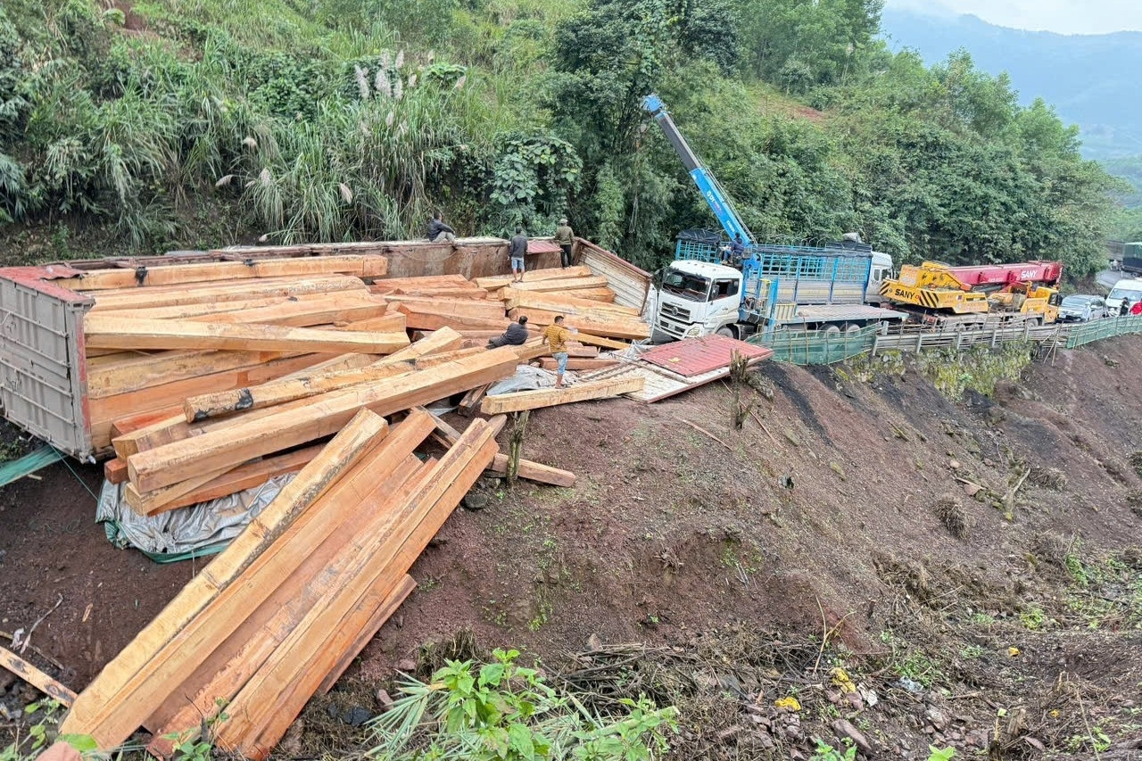 Lật xe chở gỗ, đường lên Cửa khẩu La Lay ách tắc nghiêm trọng