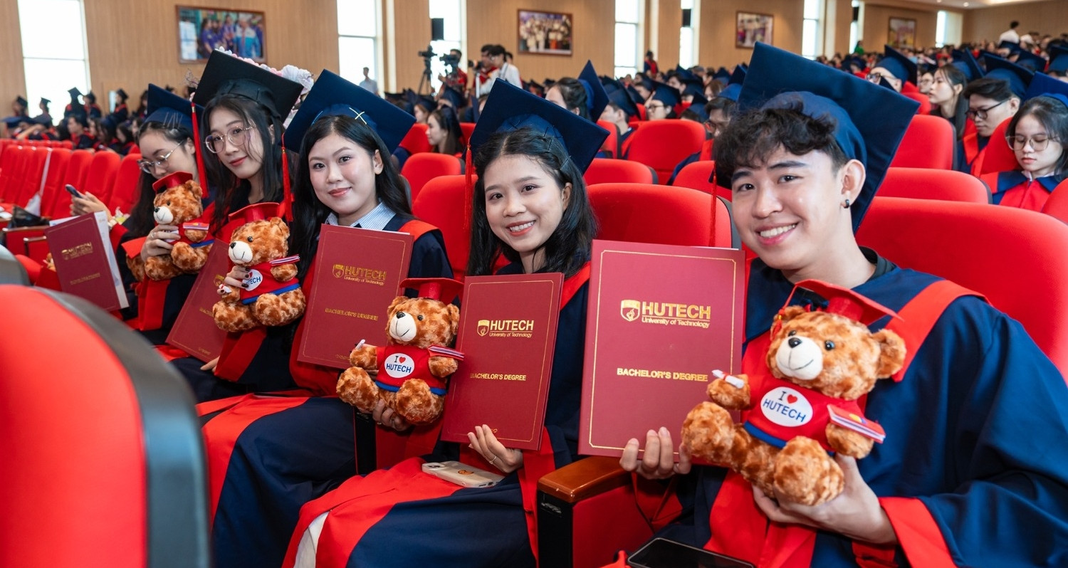 Lễ tốt nghiệp nhiều cung bậc cảm xúc của sinh viên HUTECH