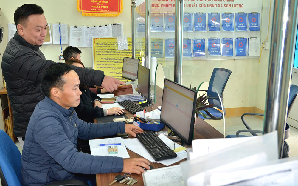 Lãnh đạo xã Sơn Lương kiểm tra các văn bản số tại Bộ phận Phục vụ hành chính công xã.