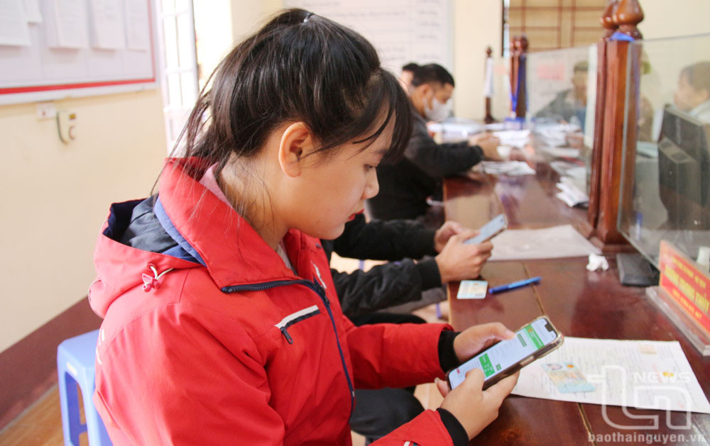 Người dân xã Xuân Phương (Phú Bình) nộp hồ sơ thủ tục hành chính trên Cổng dịch vụ công quốc gia.