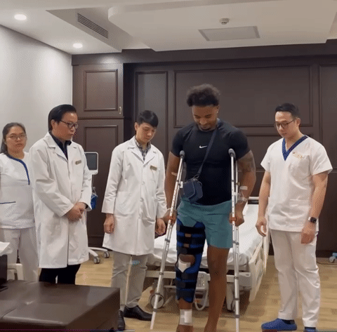Clip Xuân Son tập đi sau ca phẫu thuật