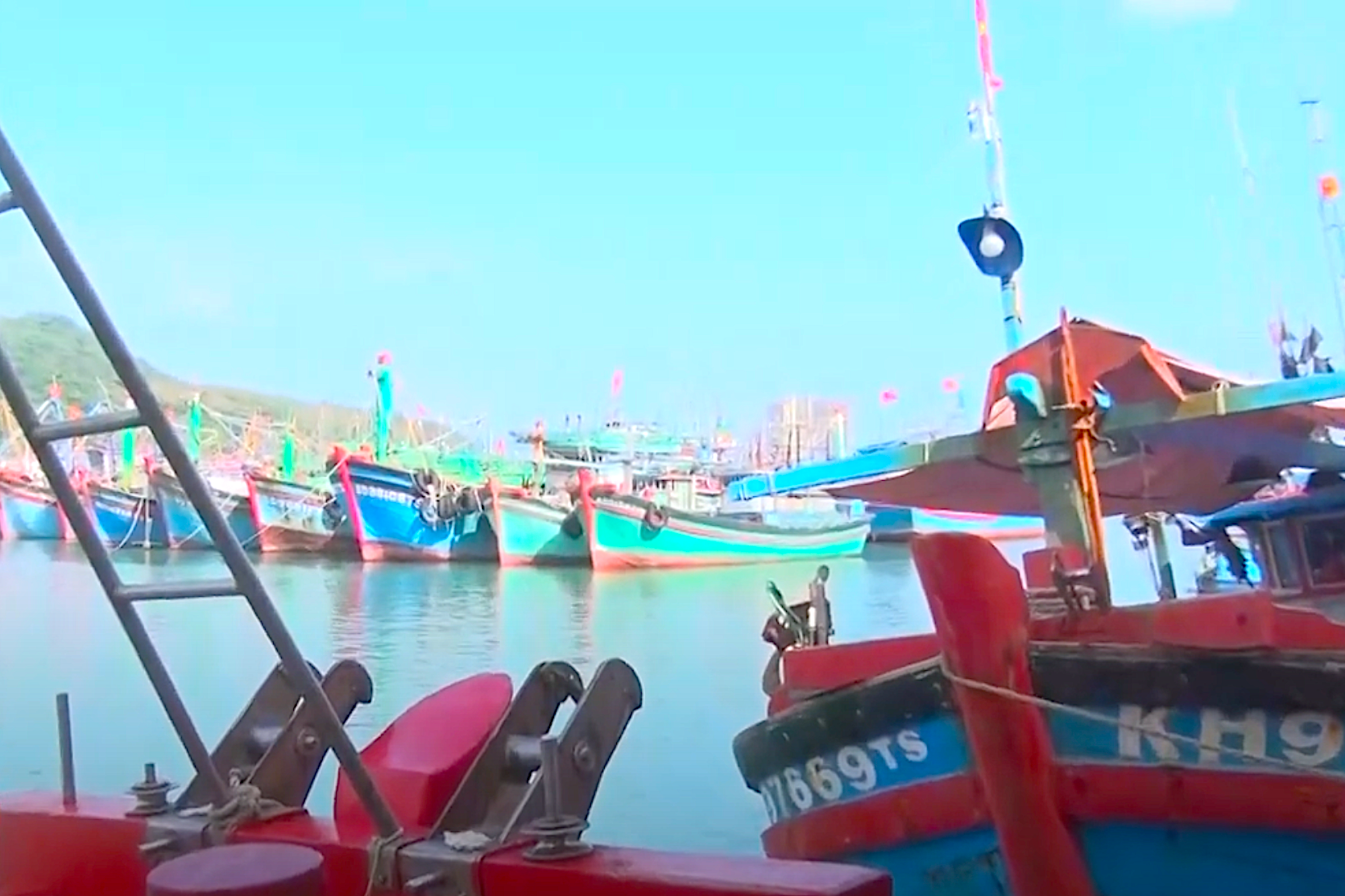 Ngư dân quen dần với việc kê khai thông tin trên máy tính bảng