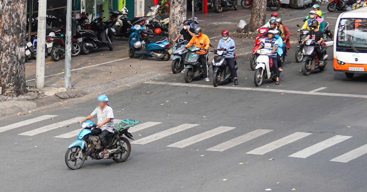 Người đi xe máy vẫn vượt đèn đỏ, leo vỉa hè ở nơi vắng CSGT