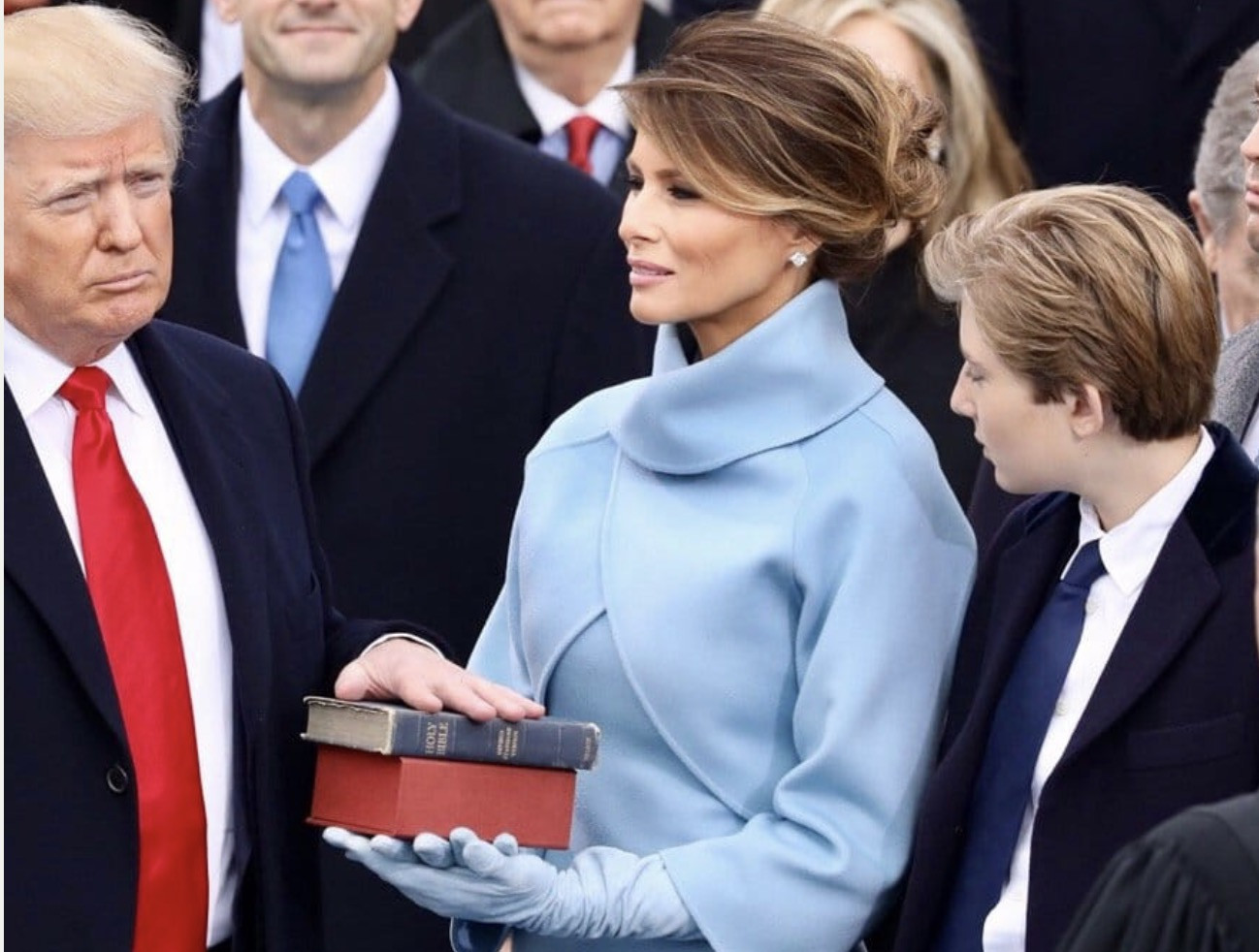 Ông Trump tuyên thệ lần 1 - Ảnh: Nhà Trắng
