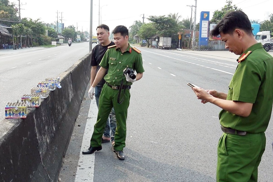 Tạm giữ hình sự 6 đối tượng vụ đốt pháo hoa, nhảy múa trên quốc lộ 1