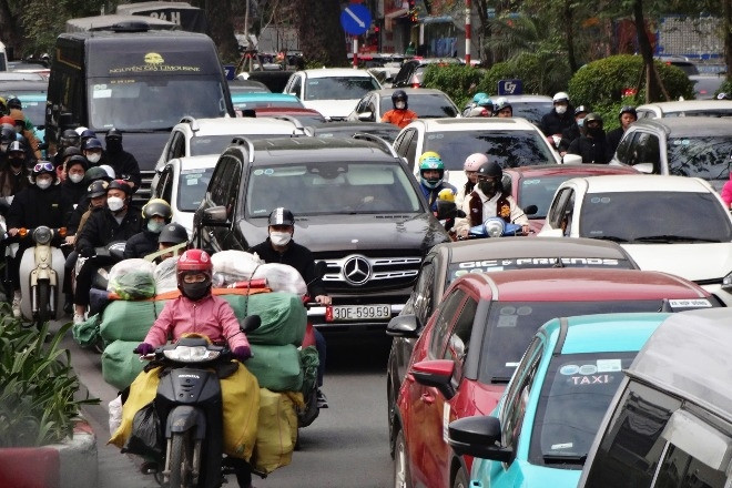 Ùn tắc nhiều tuyến đường ở Hà Nội trong ngày cuối tuần