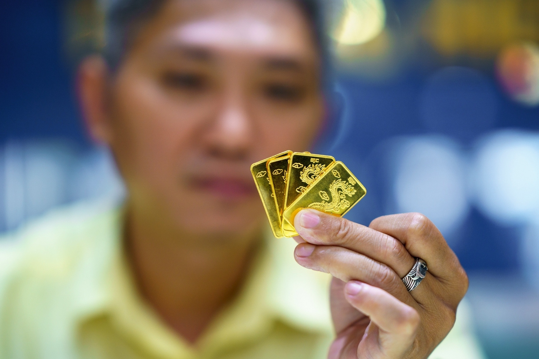 Giá vàng hôm nay 13/1/2025 quay xe lao dốc, vàng SJC và nhẫn giảm nhanh