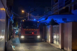Cháy nhà 4 tầng ở TPHCM, cảnh sát bắc thang giải cứu 2 người trên sân thượng