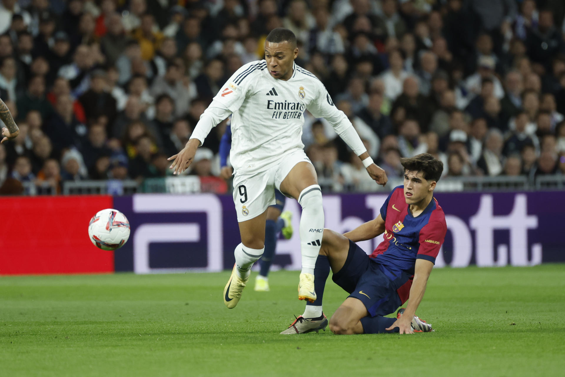 EFE. Real Madrid Barca Mbappe Cubarsi.jpg