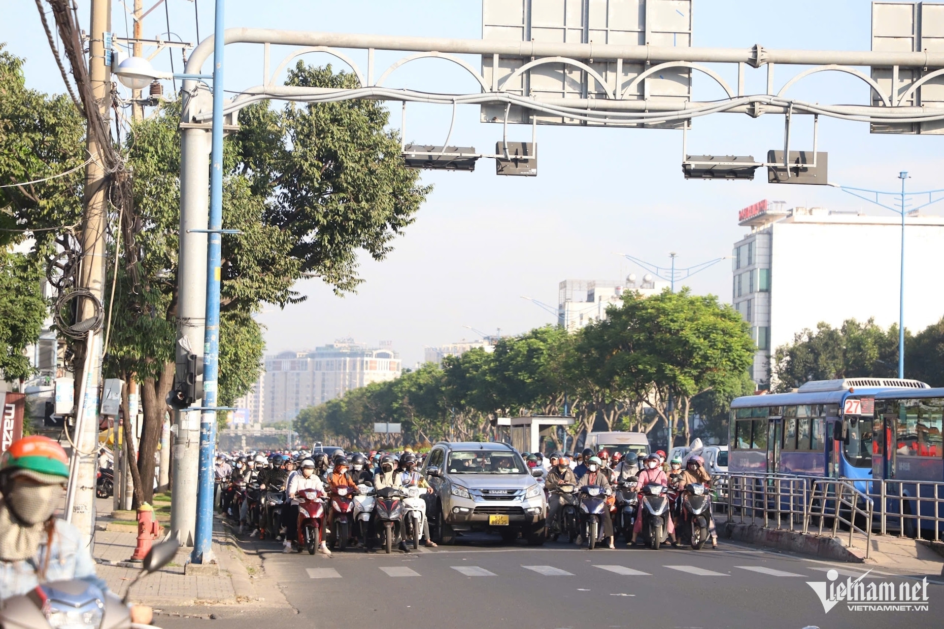 E dè bị xử phạt, đèn xanh còn 5 giây nhiều người đã dừng xe