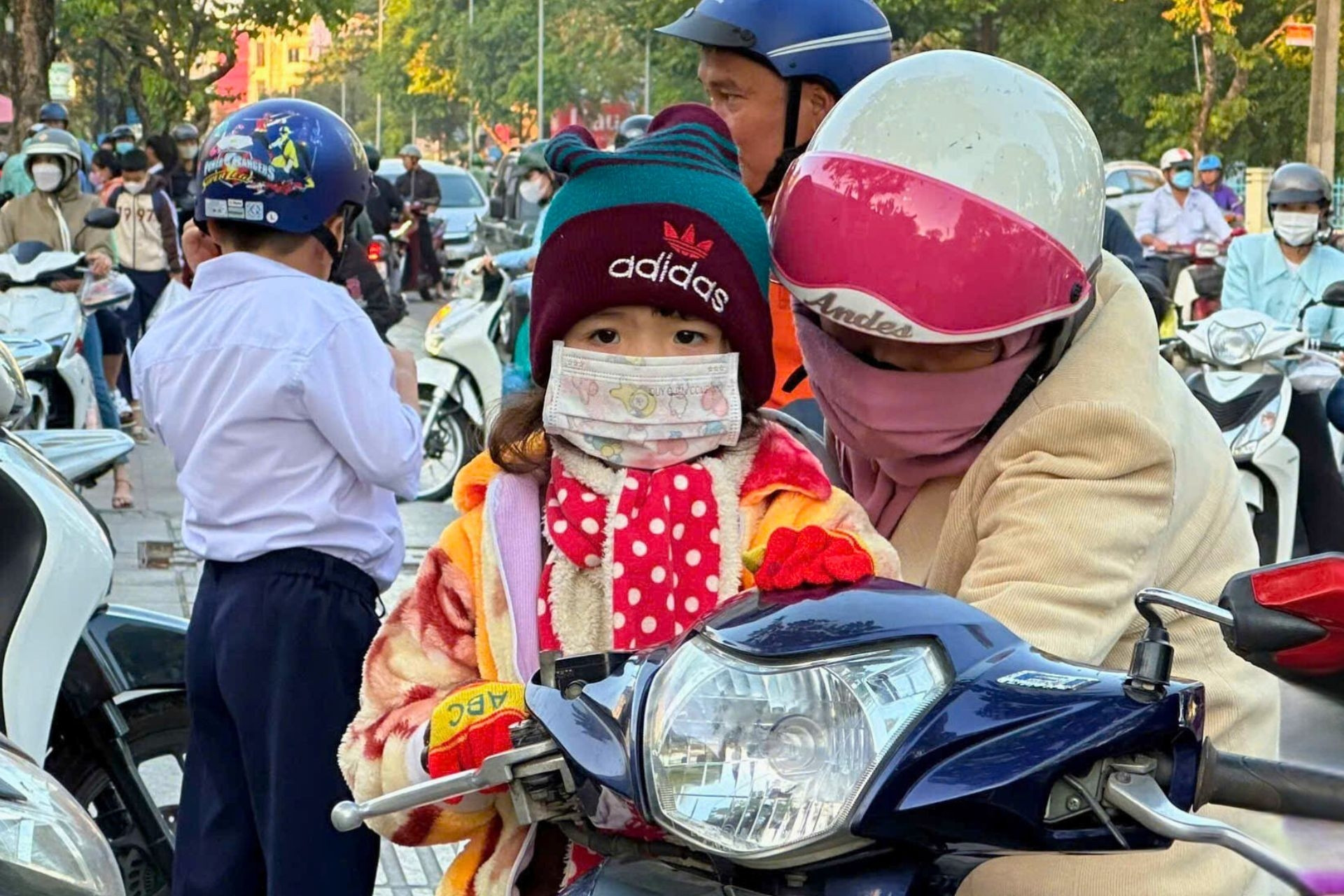 Người dân Đồng Nai co ro trong buổi sáng 19 độ C