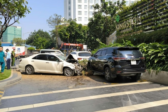 Ô tô tông liên hoàn hơn 10 xe, lao vào chung cư ở cửa ngõ Tân Sơn Nhất