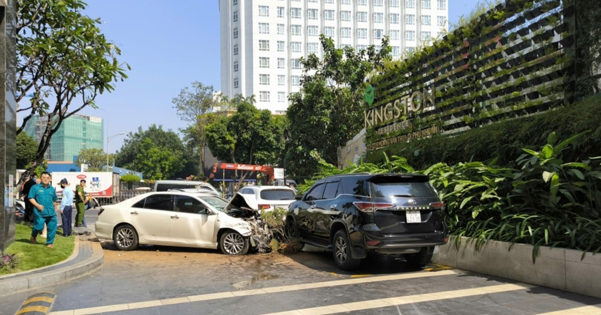 Ô tô tông liên hoàn hơn 10 xe, lao vào chung cư ở cửa ngõ Tân Sơn Nhất