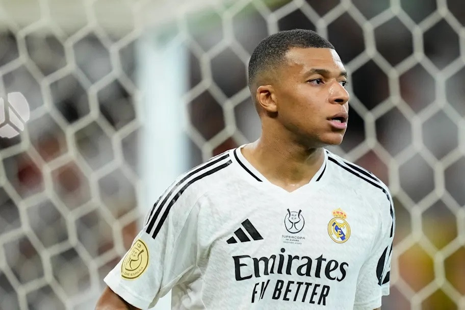 Real Madrid thua mất mặt Barca ở Siêu cúp, Ancelotti gọi tên Mbappe