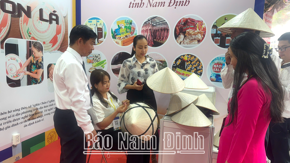 Sản phẩm nón lá Nghĩa Châu được hỗ trợ quảng bá, xúc tiến thương mại tại Phiên chợ đặc sản, hàng quà tặng, thủ công mỹ nghệ, OCOP tại Hà Nội 2024.