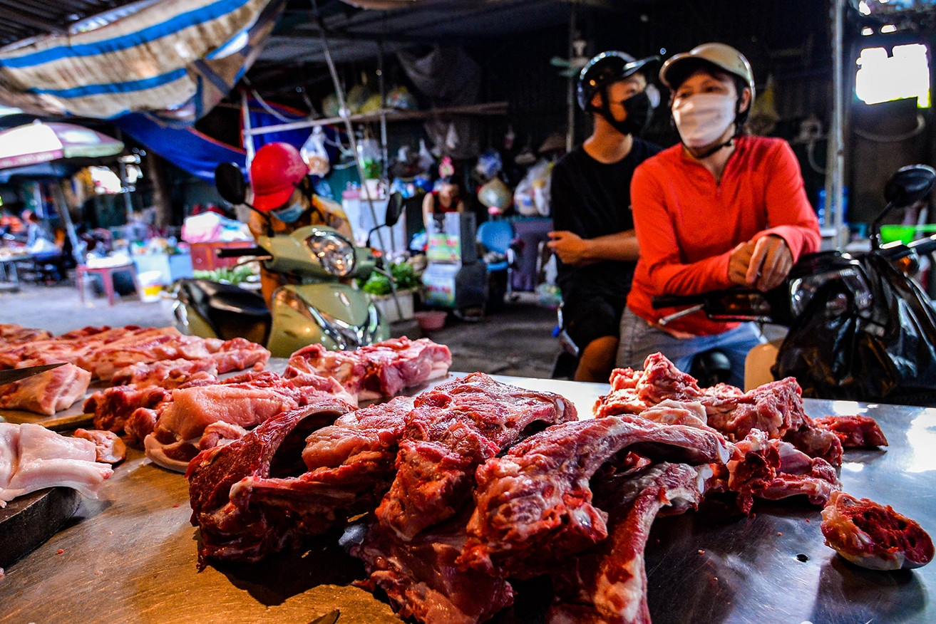 Giá thịt lợn vọt lên đỉnh, hàng lậu đổ về chợ Việt, cảnh báo lợn ăn ‘chất cấm’