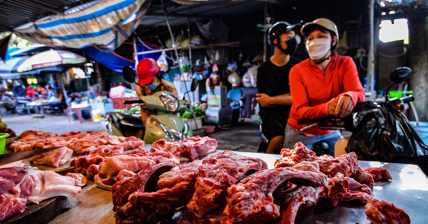 Giá thịt lợn vọt lên đỉnh, hàng lậu đổ về chợ Việt, cảnh báo lợn ăn ‘chất cấm’